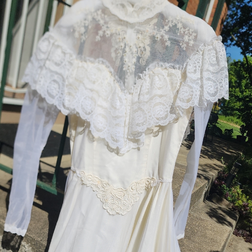 Elegant White Lace Wedding Dress